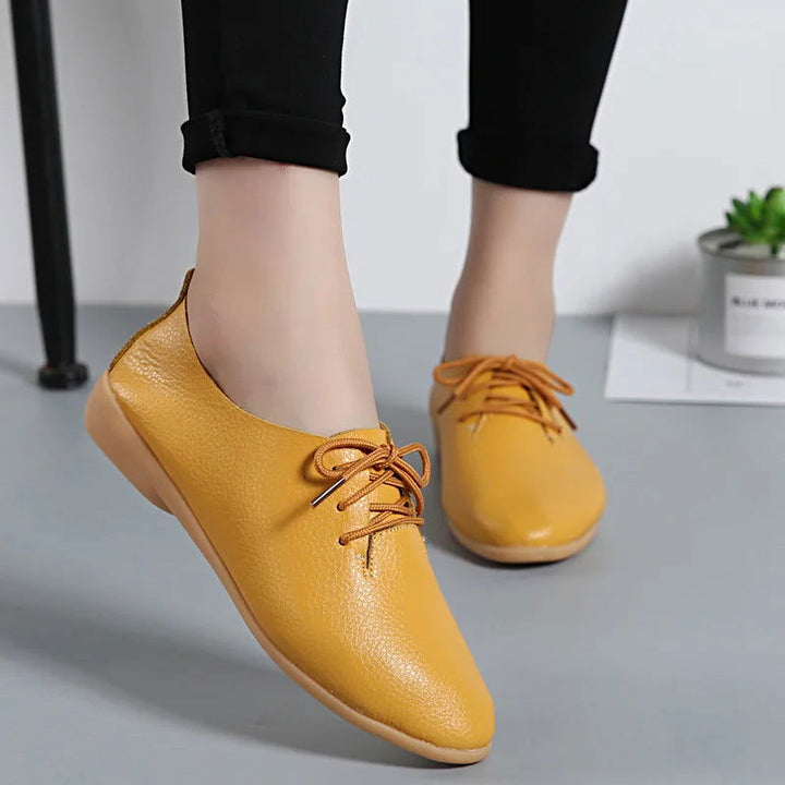 "Mocassins derbies en cuir pour femme, design minimaliste, lacets ajustables, couleur classique et semelle antidérapante."