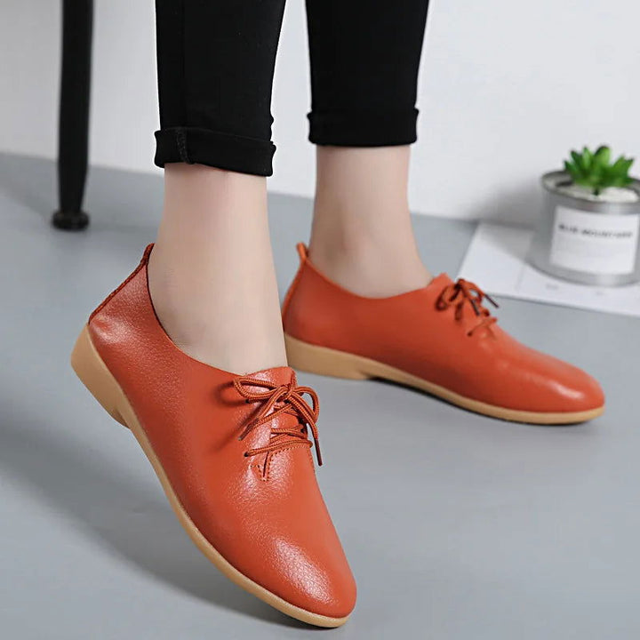 "Mocassins derbies en cuir pour femme, design minimaliste, lacets ajustables, couleur classique et semelle antidérapante."