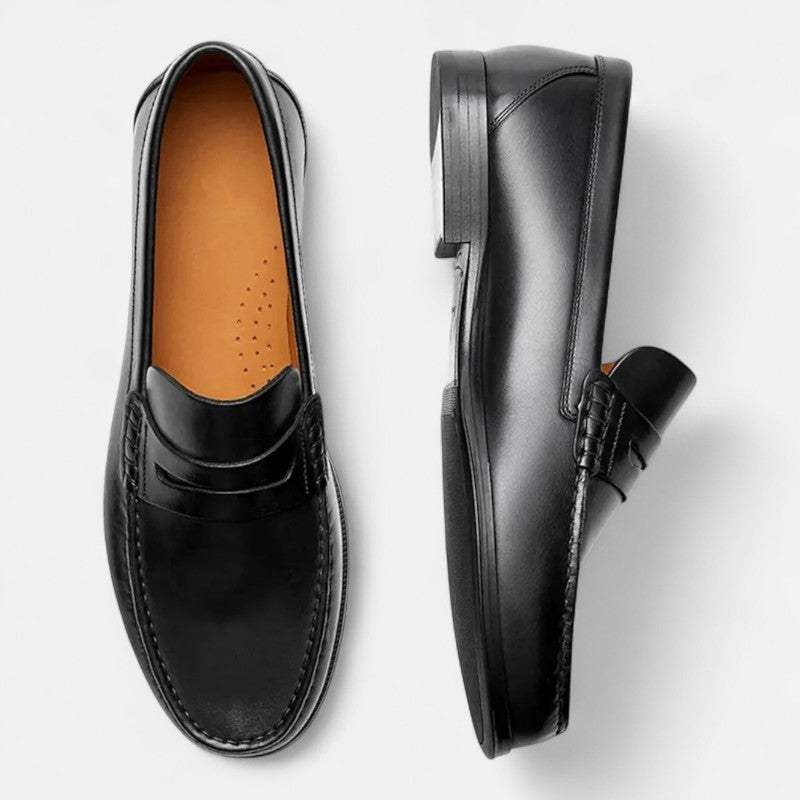 "Mocassins en cuir brun pour hommes, élégants avec coutures détaillées, intérieur confortable et semelle antidérapante."