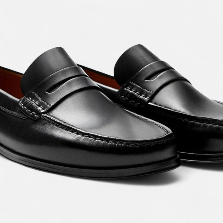 "Mocassins en cuir brun pour hommes, élégants avec coutures détaillées, intérieur confortable et semelle antidérapante."