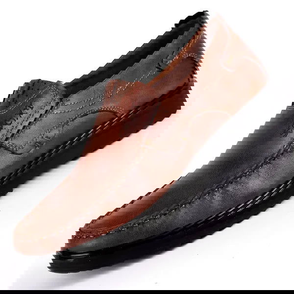 "Mocassins en cuir marron pour homme, élégants et robustes, semelle antidérapante, idéal pour confort quotidien."