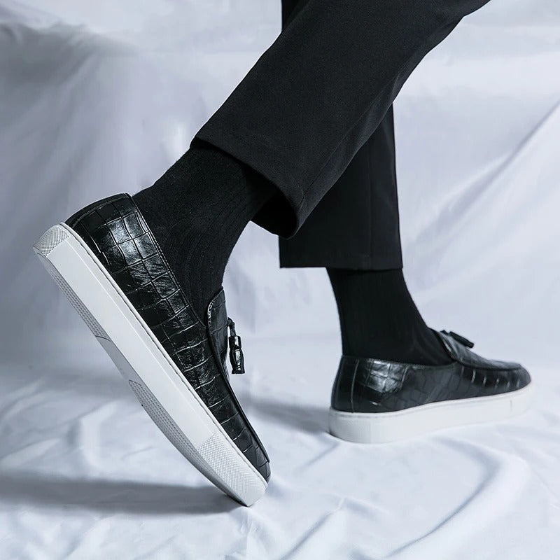 "Mocassins en cuir marron pour hommes, élégants et confortables, sur fond blanc."