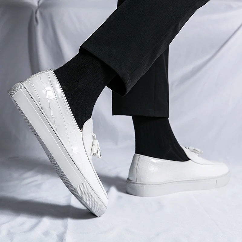 "Mocassins en cuir marron pour hommes, élégants et confortables, sur fond blanc."