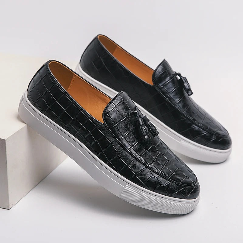 "Mocassins en cuir marron pour hommes, élégants et confortables, sur fond blanc."