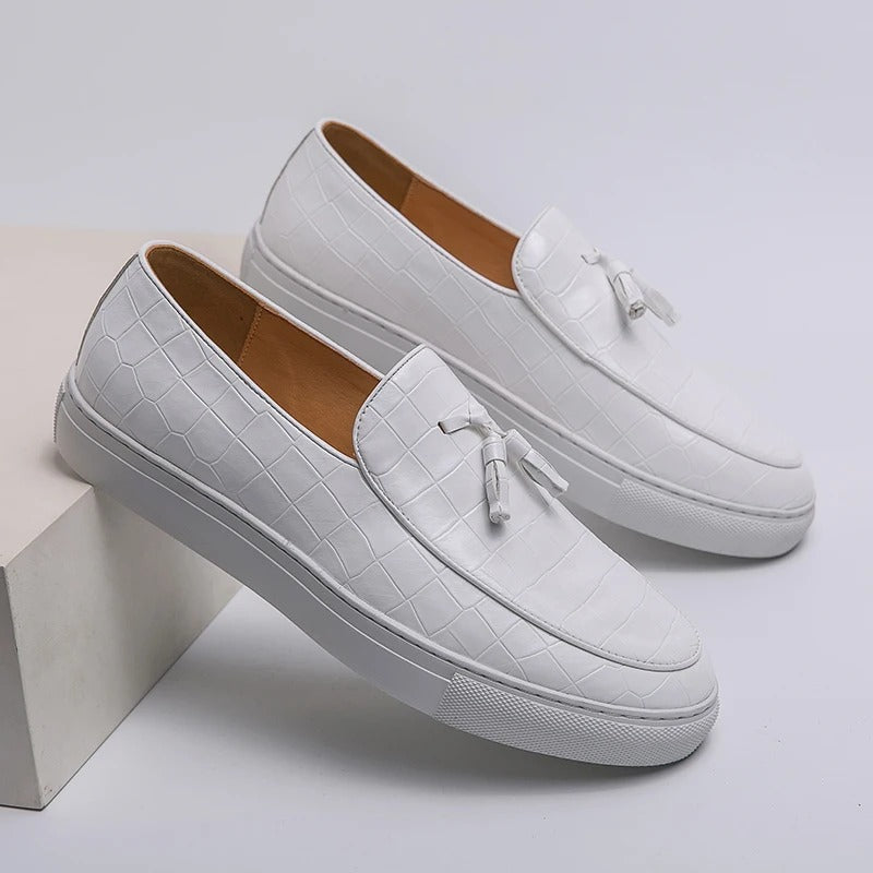 "Mocassins en cuir marron pour hommes, élégants et confortables, sur fond blanc."