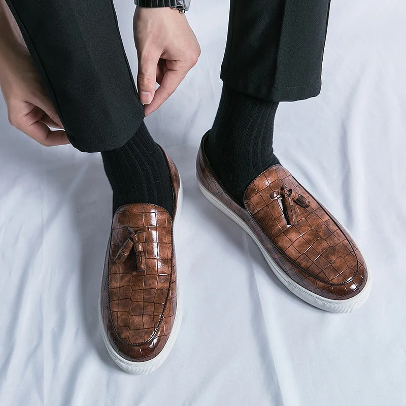 "Mocassins en cuir marron pour hommes, élégants et confortables, sur fond blanc."