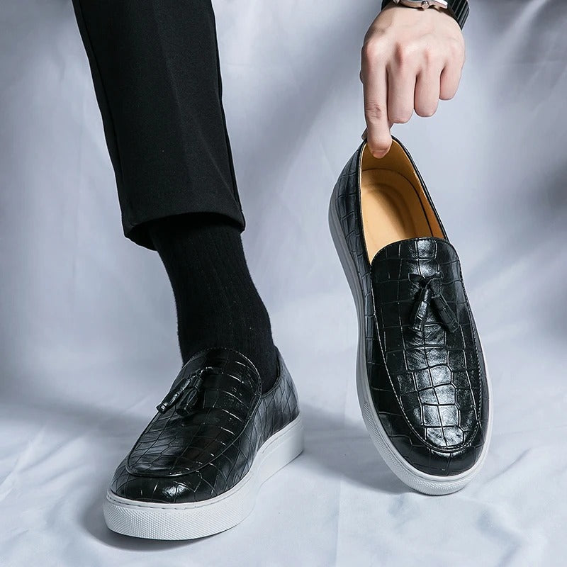 "Mocassins en cuir marron pour hommes, élégants et confortables, sur fond blanc."