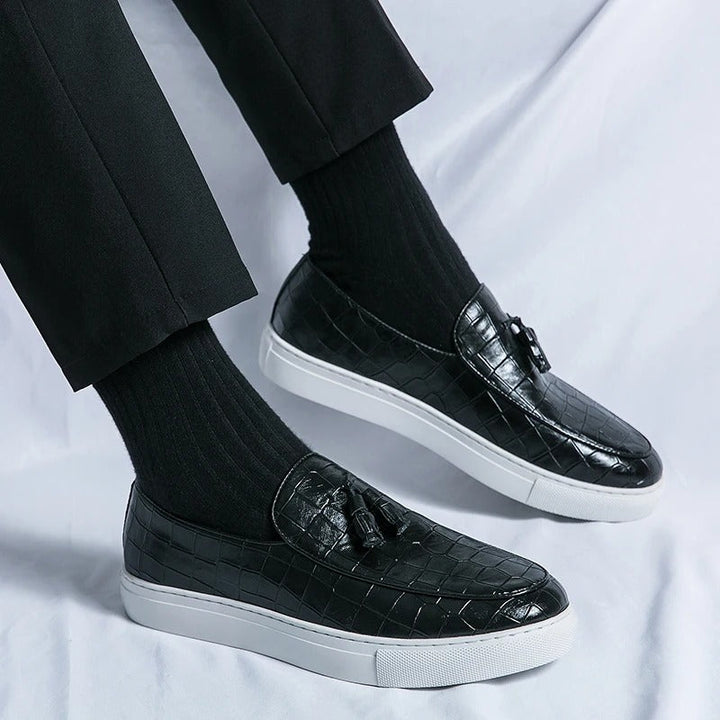 "Mocassins en cuir marron pour hommes, élégants et confortables, sur fond blanc."