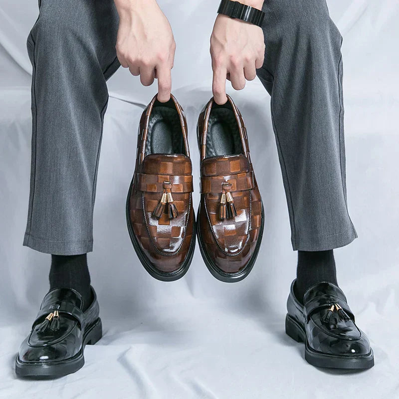 "Mocassins en cuir véritable pour hommes, design classique, finition élégante, confort optimal, semelle flexible."