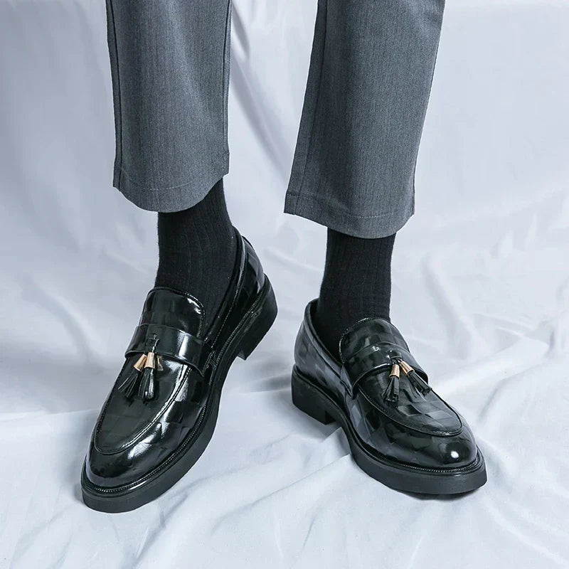 "Mocassins en cuir véritable pour hommes, design classique, finition élégante, confort optimal, semelle flexible."