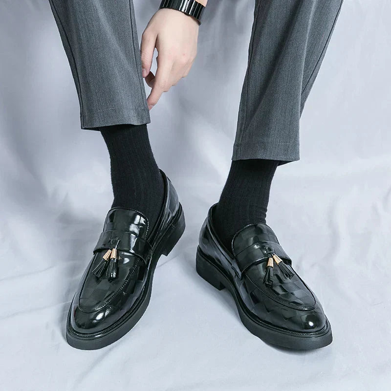 "Mocassins en cuir véritable pour hommes, design classique, finition élégante, confort optimal, semelle flexible."