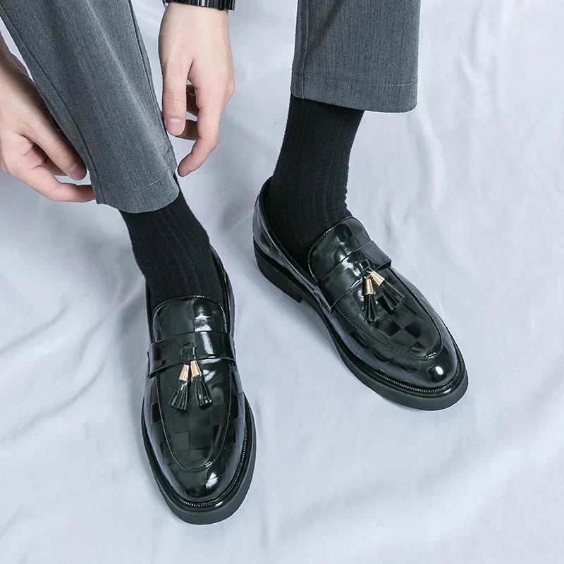 "Mocassins en cuir véritable pour hommes, design classique, finition élégante, confort optimal, semelle flexible."