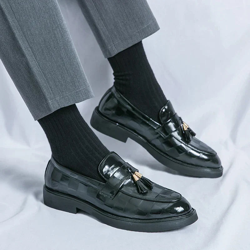 "Mocassins en cuir véritable pour hommes, design classique, finition élégante, confort optimal, semelle flexible."
