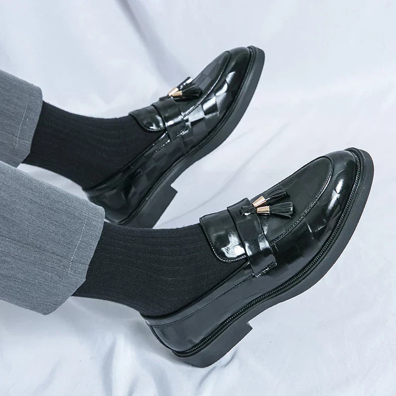 "Mocassins en cuir véritable pour hommes, design classique, finition élégante, confort optimal, semelle flexible."