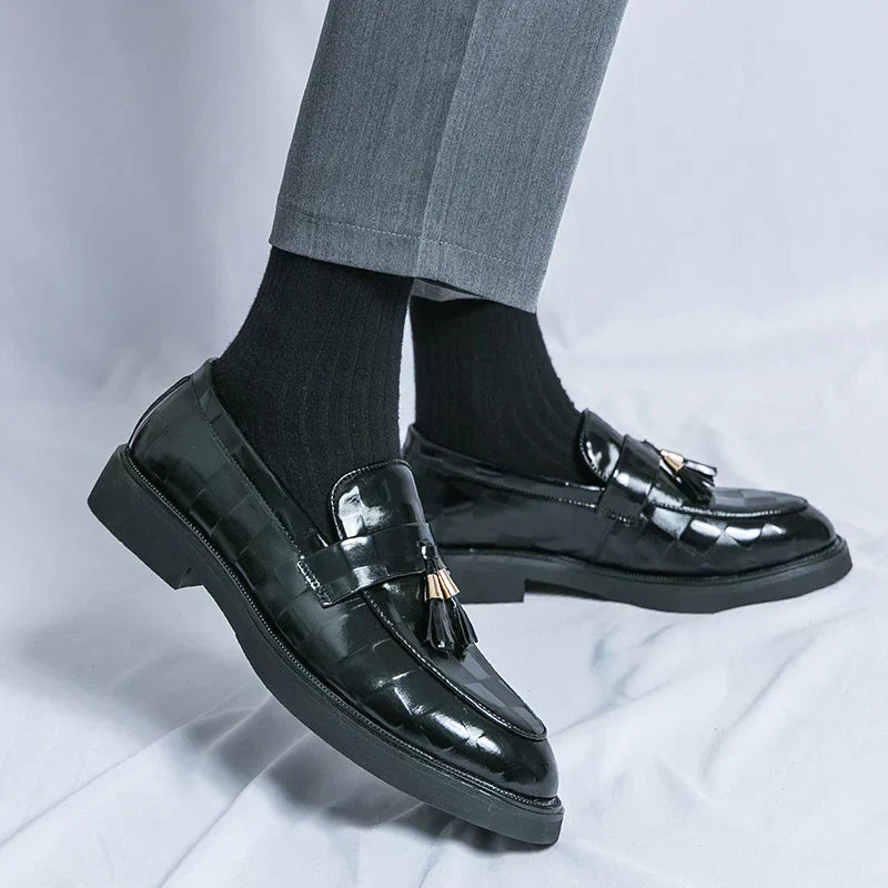 "Mocassins en cuir véritable pour hommes, design classique, finition élégante, confort optimal, semelle flexible."