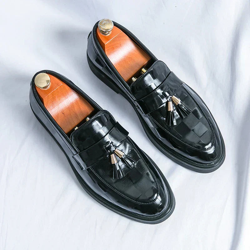 "Mocassins en cuir véritable pour hommes, design classique, finition élégante, confort optimal, semelle flexible."