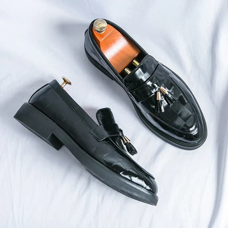 "Mocassins en cuir véritable pour hommes, design classique, finition élégante, confort optimal, semelle flexible."