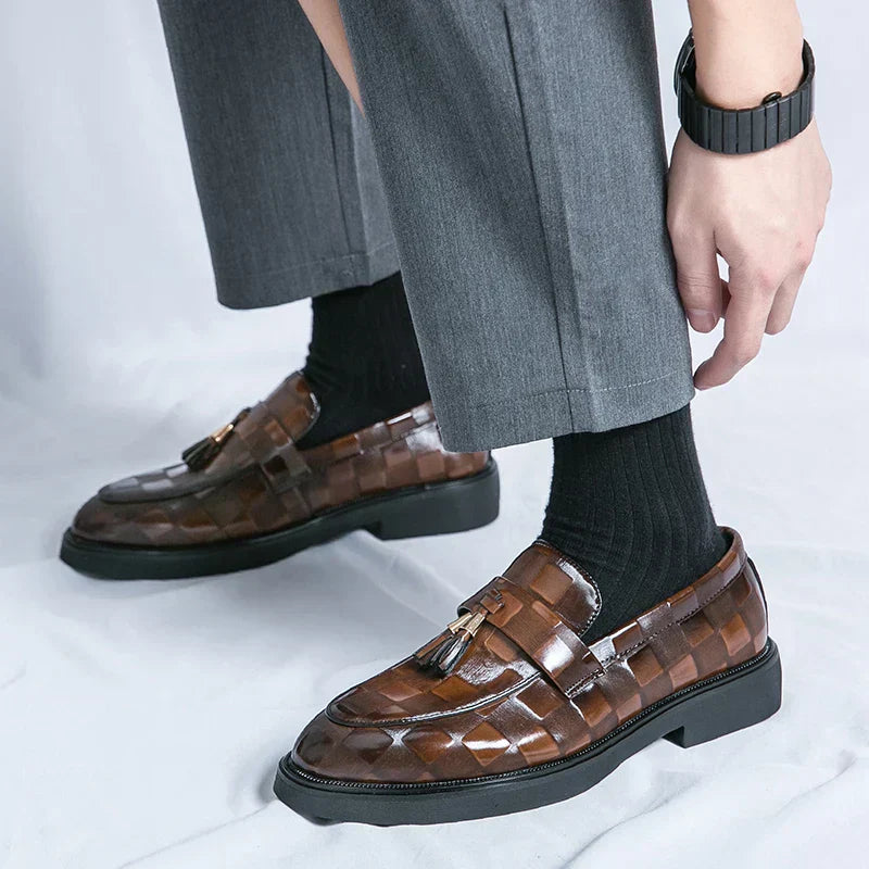 "Mocassins en cuir véritable pour hommes, design classique, finition élégante, confort optimal, semelle flexible."