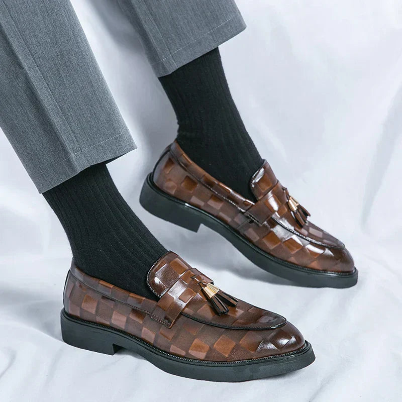"Mocassins en cuir véritable pour hommes, design classique, finition élégante, confort optimal, semelle flexible."