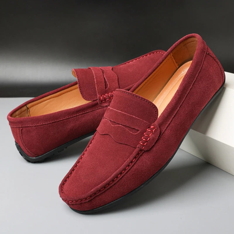 "Mocassins en daim intemporels Le Dreux pour homme, design élégant, confort luxueux, vue latérale elegante."