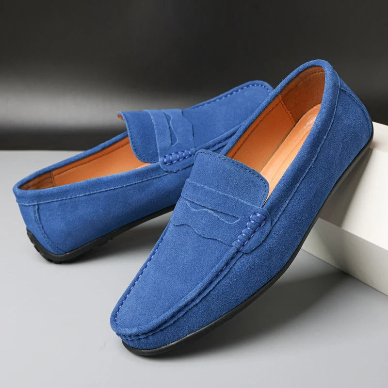 "Mocassins en daim intemporels Le Dreux pour homme, design élégant, confort luxueux, vue latérale elegante."