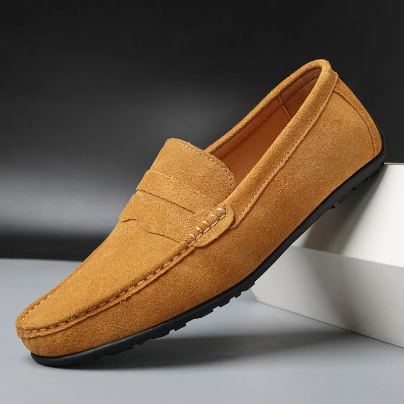 "Mocassins en daim intemporels Le Dreux pour homme, design élégant, confort luxueux, vue latérale elegante."