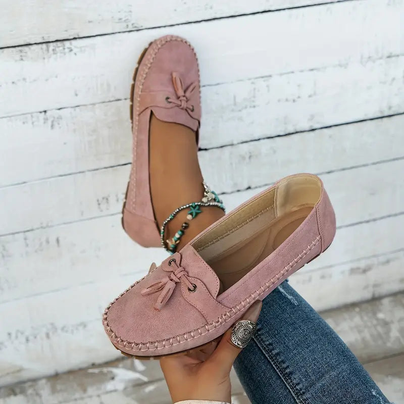 "Mocassins femme confortables en cuir bleu, élégants et pratiques, parfaits pour des marches longues et décontractées."
