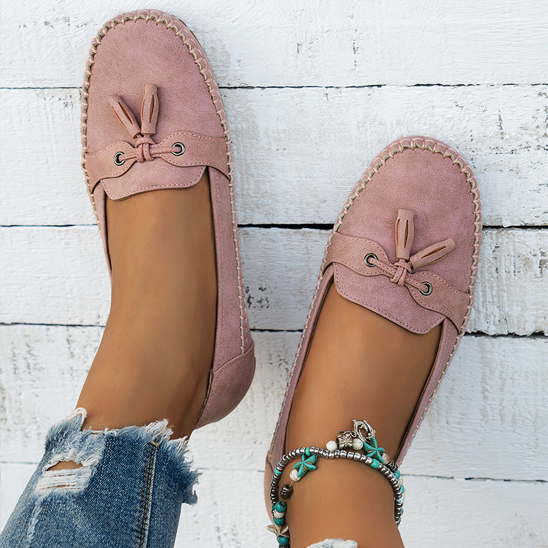 "Mocassins femme confortables en cuir bleu, élégants et pratiques, parfaits pour des marches longues et décontractées."
