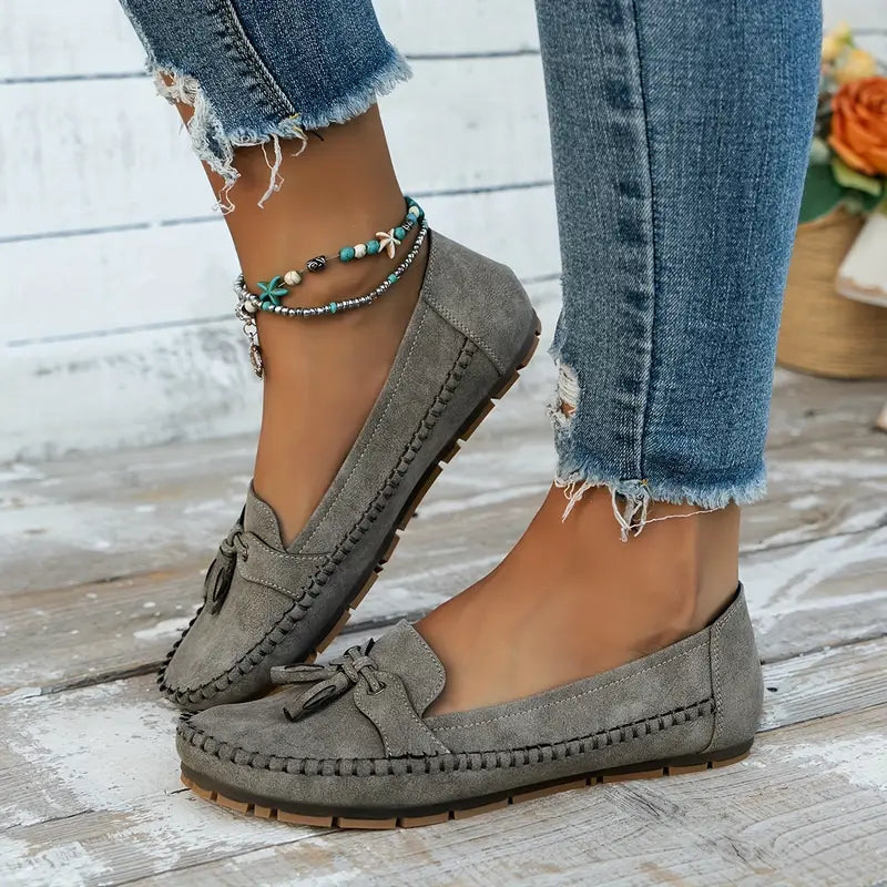 "Mocassins femme confortables en cuir bleu, élégants et pratiques, parfaits pour des marches longues et décontractées."
