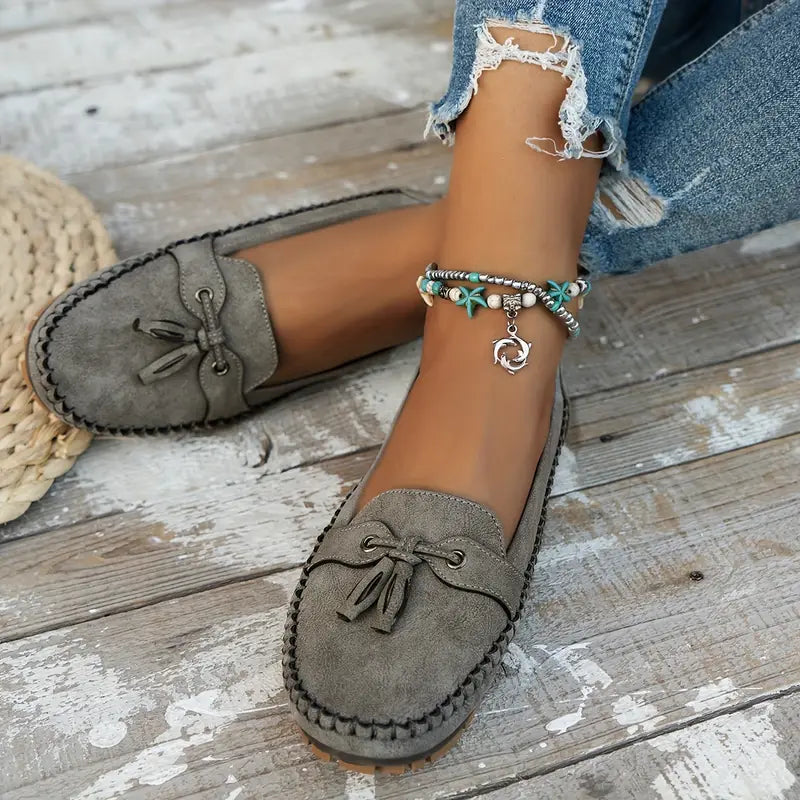 "Mocassins femme confortables en cuir bleu, élégants et pratiques, parfaits pour des marches longues et décontractées."