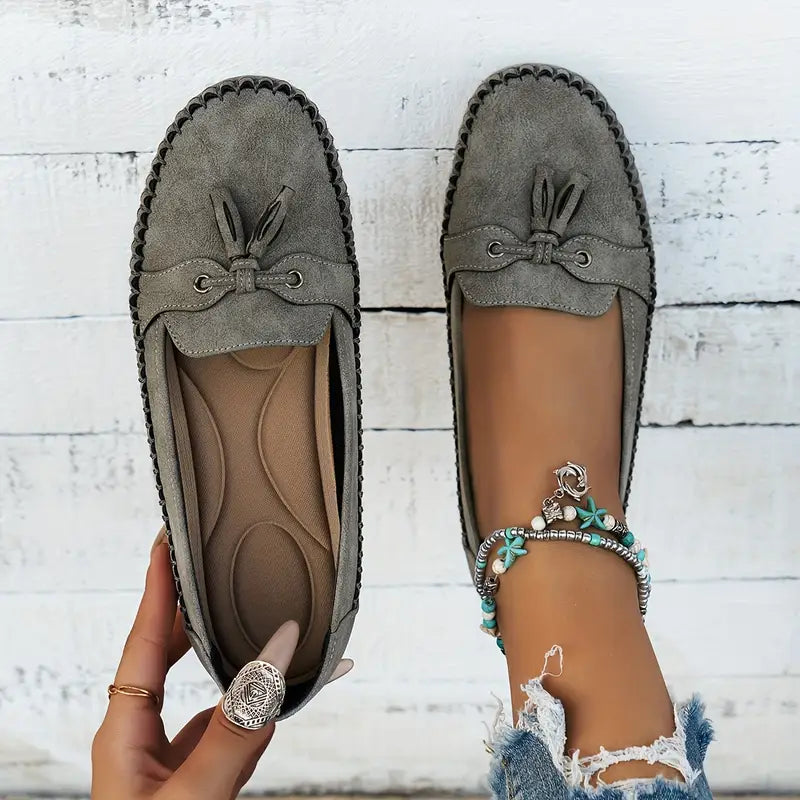 "Mocassins femme confortables en cuir bleu, élégants et pratiques, parfaits pour des marches longues et décontractées."
