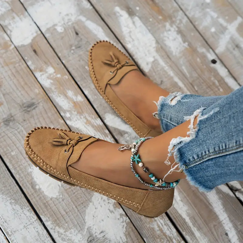"Mocassins femme confortables en cuir bleu, élégants et pratiques, parfaits pour des marches longues et décontractées."