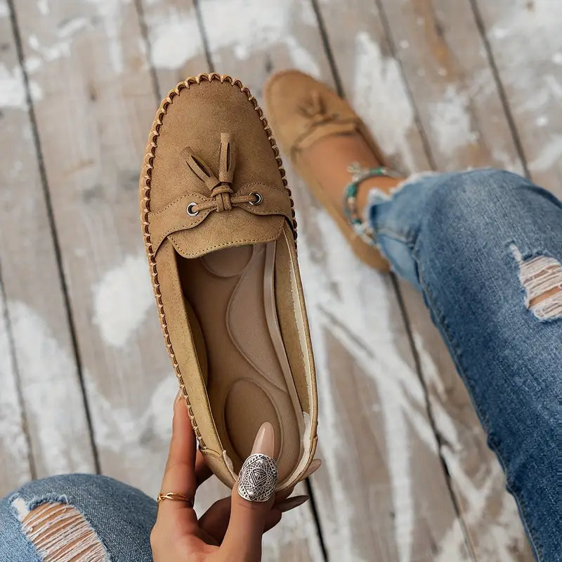 "Mocassins femme confortables en cuir bleu, élégants et pratiques, parfaits pour des marches longues et décontractées."
