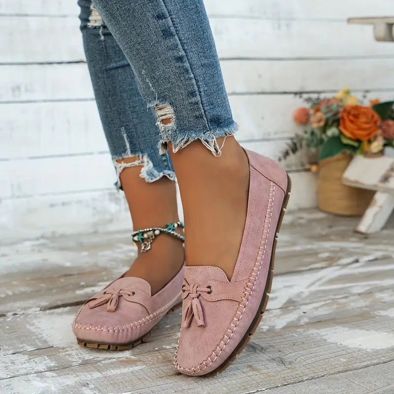 "Mocassins femme confortables en cuir bleu, élégants et pratiques, parfaits pour des marches longues et décontractées."