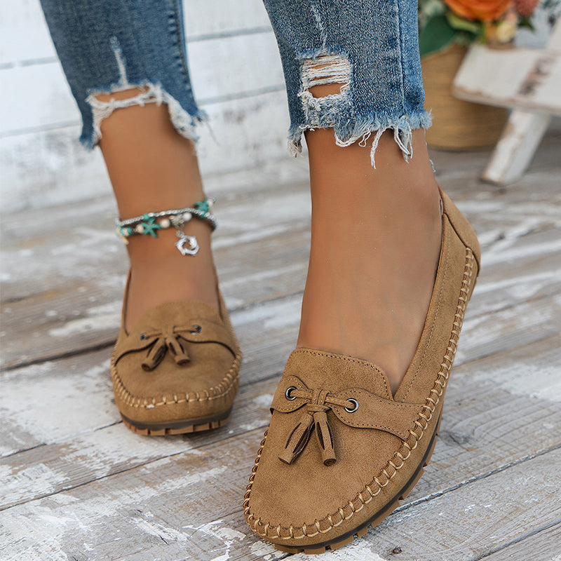 "Mocassins femme confortables en cuir bleu, élégants et pratiques, parfaits pour des marches longues et décontractées."