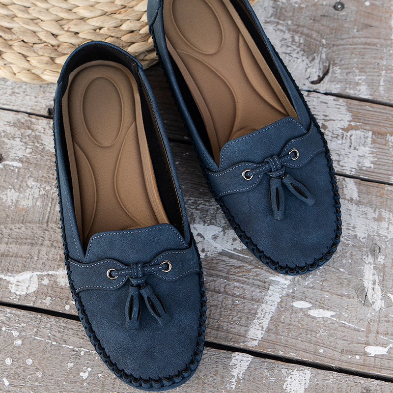 "Mocassins femme confortables en cuir bleu, élégants et pratiques, parfaits pour des marches longues et décontractées."