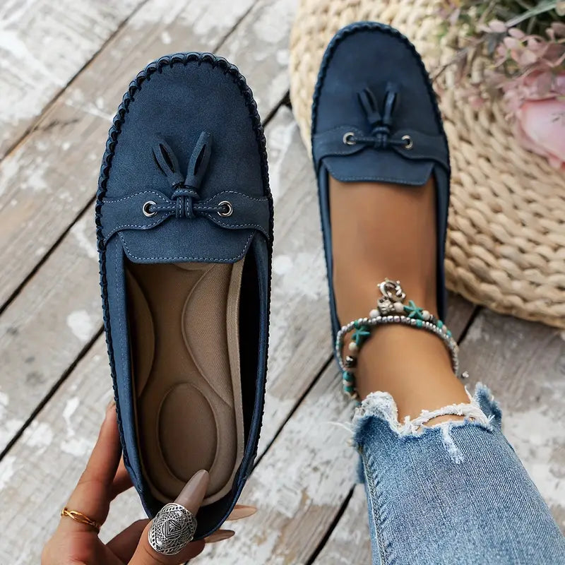 "Mocassins femme confortables en cuir bleu, élégants et pratiques, parfaits pour des marches longues et décontractées."