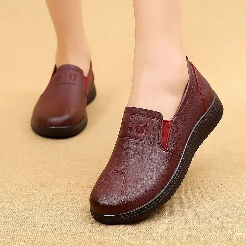 "Mocassins femme en cuir marron, design moderne, semelle antidérapante, style chic et confort quotidien, différentes couleurs