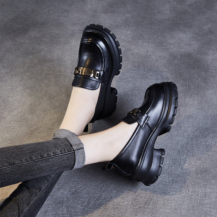 "Mocassins femme en cuir véritable noir avec semelle plateforme et chaîne métallique, élégants et modernes."