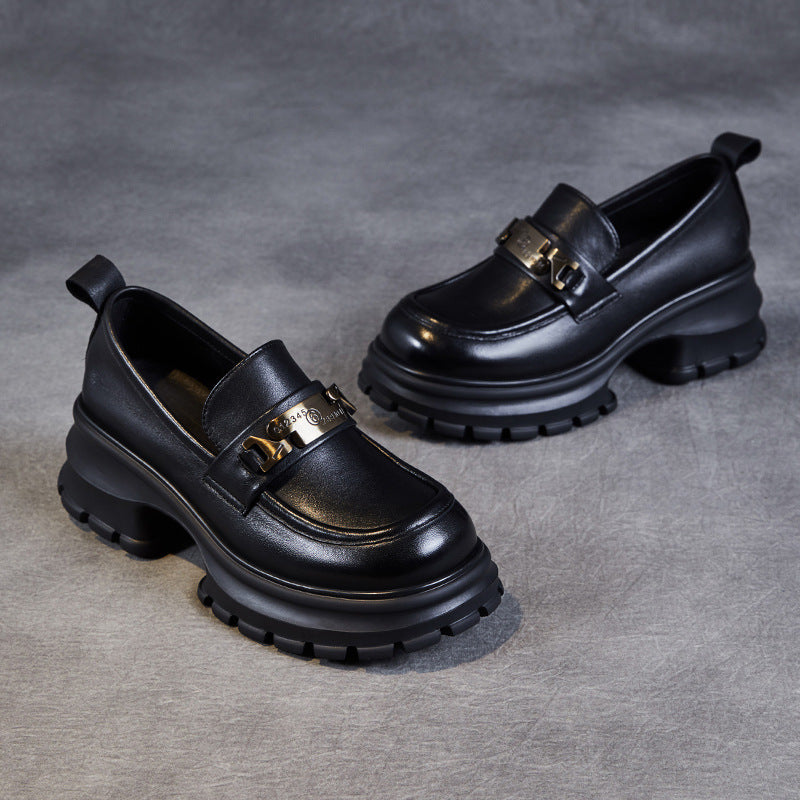 "Mocassins femme en cuir véritable noir avec semelle plateforme et chaîne métallique, élégants et modernes."