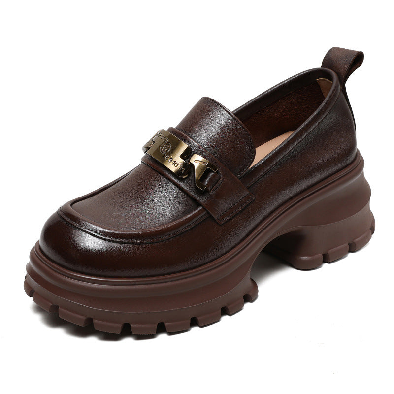 "Mocassins femme en cuir véritable noir avec semelle plateforme et chaîne métallique, élégants et modernes."