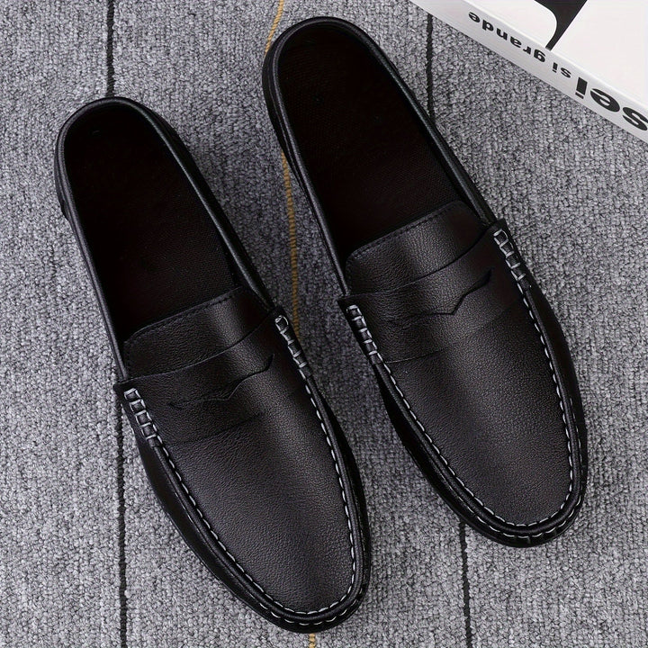 Mocassins habillés en cuir marron pour homme, confortables et élégants, design raffiné sans lacets, parfaits au bureau.