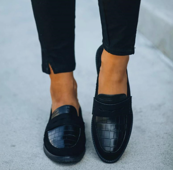 "Mocassins noirs pour femmes, élégants et confortables, design moderne, parfaits pour toutes les occasions."