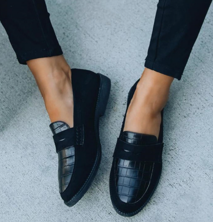 "Mocassins noirs pour femmes, élégants et confortables, design moderne, parfaits pour toutes les occasions."