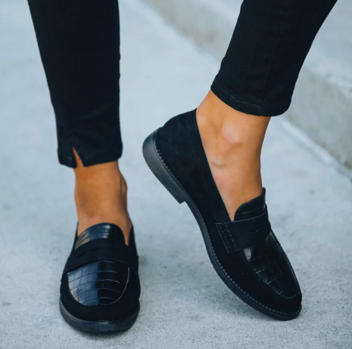 "Mocassins noirs pour femmes, élégants et confortables, design moderne, parfaits pour toutes les occasions."