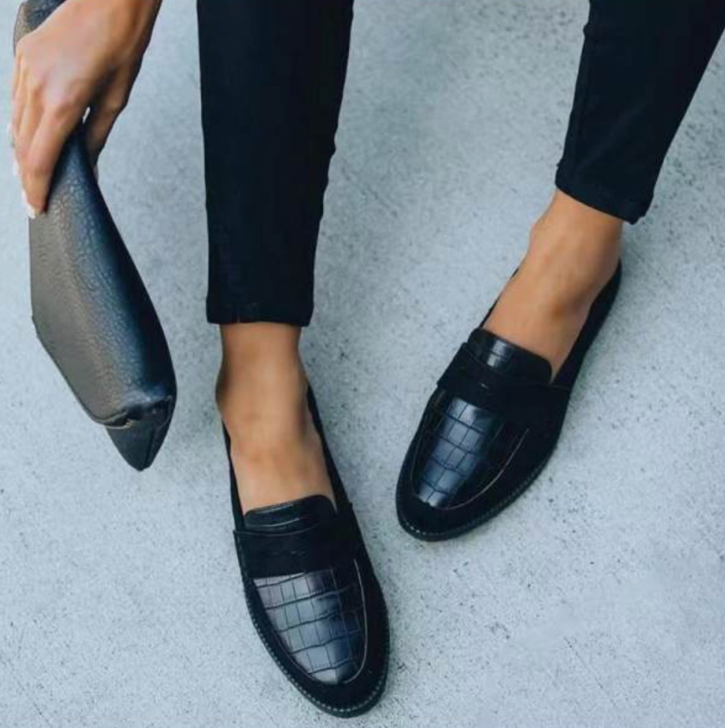 "Mocassins noirs pour femmes, élégants et confortables, design moderne, parfaits pour toutes les occasions."