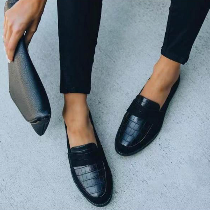 "Mocassins noirs pour femmes, élégants et confortables, design moderne, parfaits pour toutes les occasions."