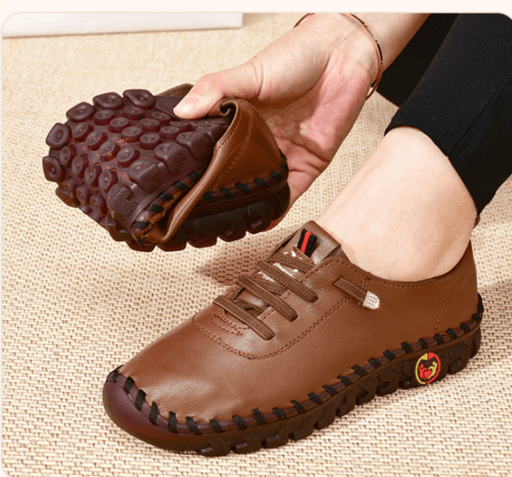 Mocassins orthopédiques pour hommes, cuir marron, semelle antidérapante, style moderne, confort plantaires optimal.