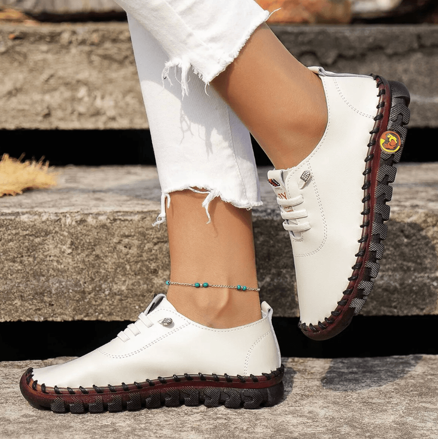 Mocassins orthopédiques pour hommes, cuir marron, semelle antidérapante, style moderne, confort plantaires optimal.