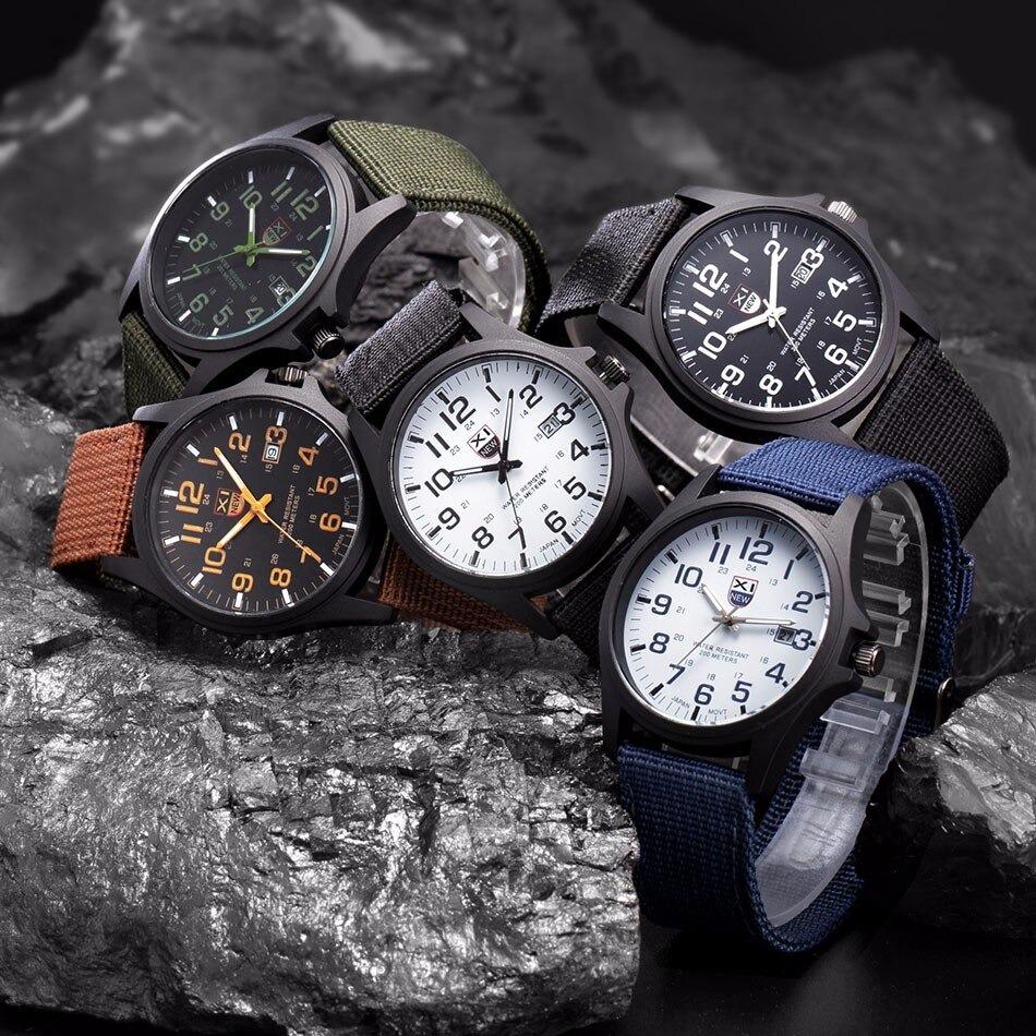 Montre outdoor étanche pour homme, boîtier acier inoxydable, bracelet silicone, idéale randonnée et aventure.